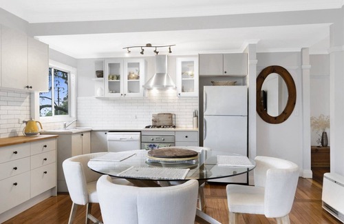 Macmasters Beach House | Cosy coastal cottage with AC and walking distance to beach