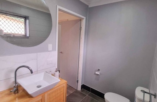 Condon Cabin | Cosy & Convenient: pools, shops, uni, hospital