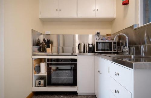 East Launceston Apartment | Cosy & Convenient: WiFi =& Parking