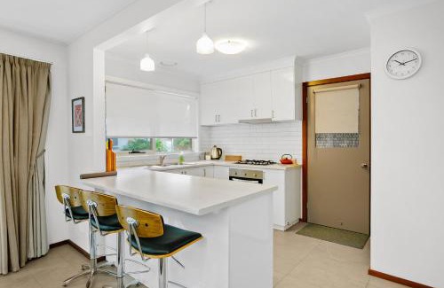 Korumburra Apartment | Cosy Cottage 2BR, NETFLIX, Private Garden Terrace