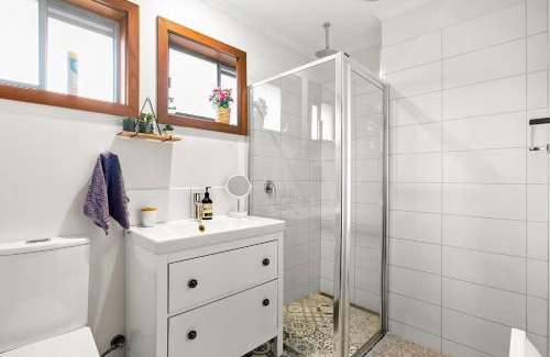 Korumburra Apartment | Cosy Cottage 2BR, NETFLIX, Private Garden Terrace