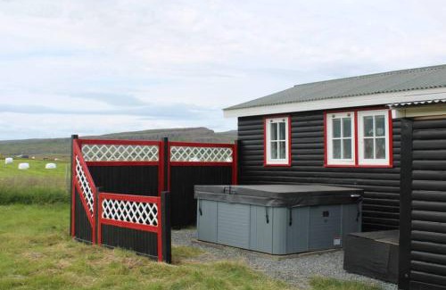 Egilsstadir House | Cosy Cottage-Álfabakki-with hot tub