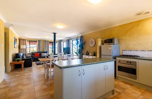 Kronkup Cottage | Cosy cottage Honeyeater, Rural retreat close to Beautiful Beaches