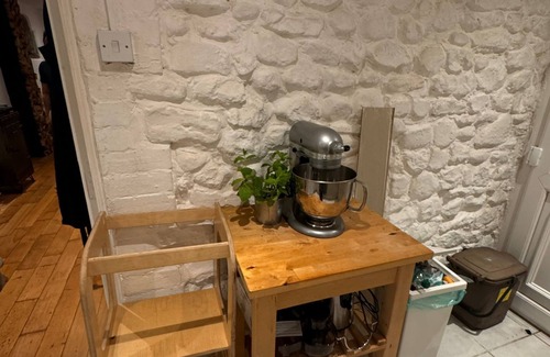Old St Mellons Cottage | Cosy Cottage house Based in Cardiff City, 5-10 min to City Center.