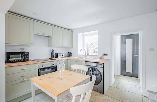 Yeovil House | Cosy Cottage in Crewkerne, Free on Street Parking