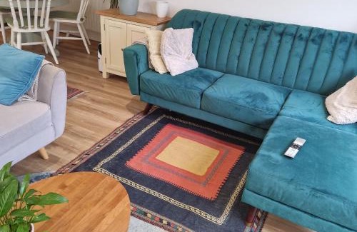 Ewell House | Cosy Cottage in Heart of Village