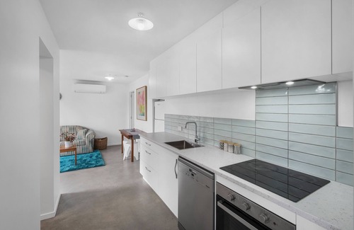 Lindisfarne Apartment | Cosy Cottesloe - 2 Bedroom Unit - Free Parking - Lindisfarne