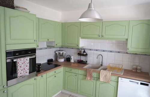 Mercury House | Cosy country house with mountain views.