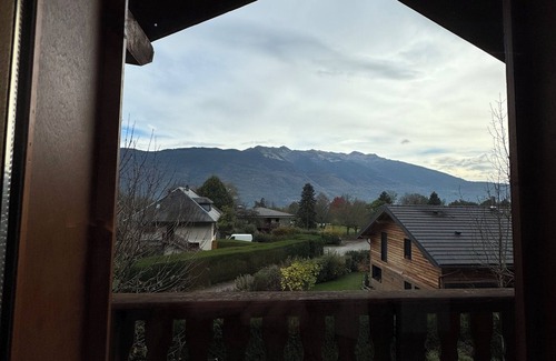 Mercury House | Cosy country house with mountain views.