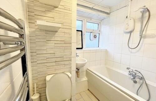 Broad Green Apartment | Cosy Croydon Apt Sleeps 5