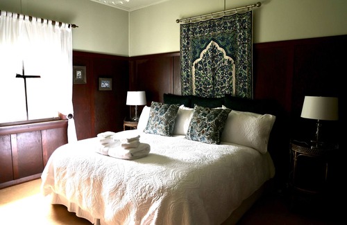 Bundanoon Bed & Breakfast | Cosy, elegant 5 bedroom home in beautiful Bundanoon
