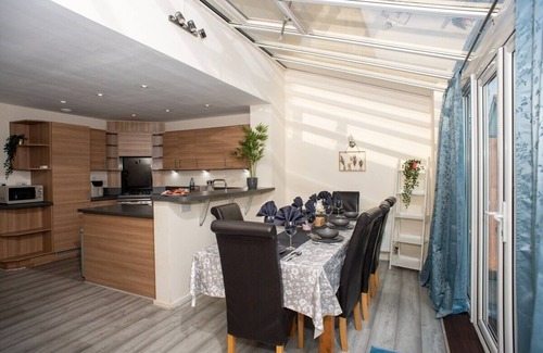 Gravesend House | Cosy entire home|Free Parking|Contractors