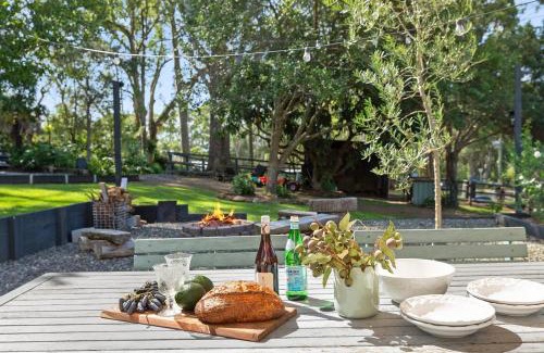 Wamberal House | Cosy Family Farm Stay - Daily Animal Feeding