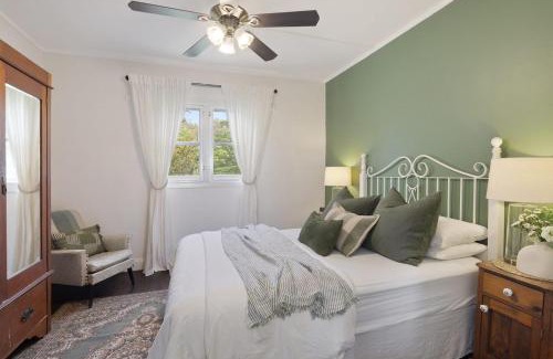 Wamberal House | Cosy Family Farm Stay - Daily Animal Feeding
