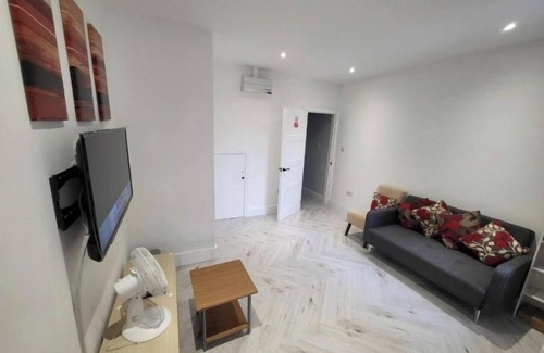 Dartford House | Cosy, family friendly large 4-Bed House. Close to Bluewater & Lakeside shopping.