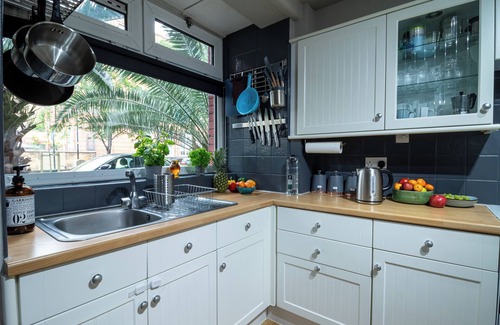 Whitechapel Apartment | Cosy Family Retreat with Garden & Workspace