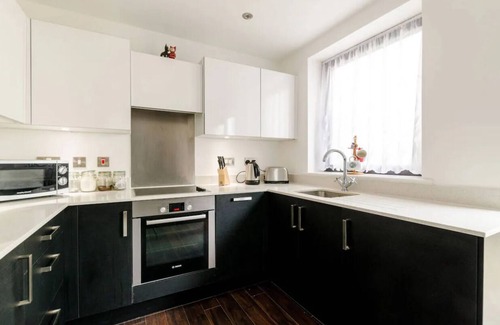 Lansbury Apartment | Cosy Flat with Terrace