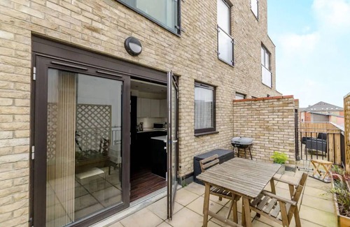 Lansbury Apartment | Cosy Flat with Terrace