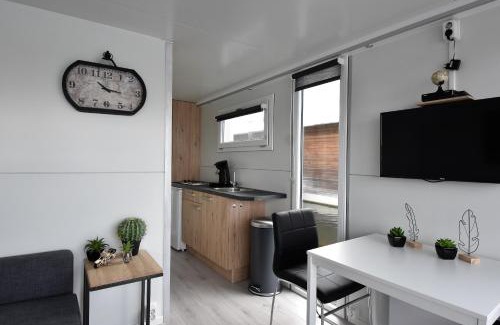 Heugum House | Cosy floating boatlodge, "Paris"