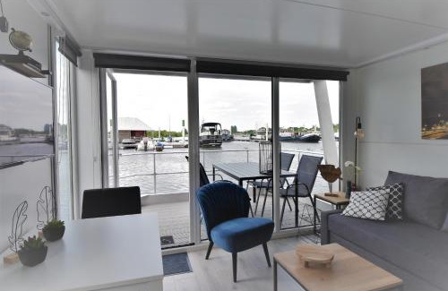 Heugum House | Cosy floating boatlodge, "Paris"