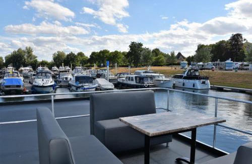 Heugum Cabin | Cosy floating boatlodge Athene