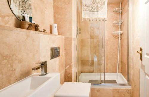 Rawcliffe Apartment | Cosy Garden Flat, Private Hot Tub & Four Poster Bed