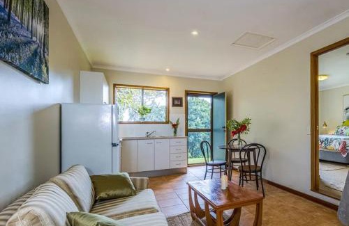 Mount Tamborine Apartment | Cosy Golf Course Retreat in Tamborine Mountain with Wifi & Aircon