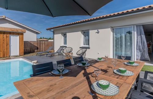 Mios House | Cosy Holiday Home 'Mios' with Private Pool, Terrace, Garden and Wi-Fi