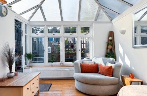 Wainscot Apartment | Cosy Home! Double Driveway, Near Castle & High St