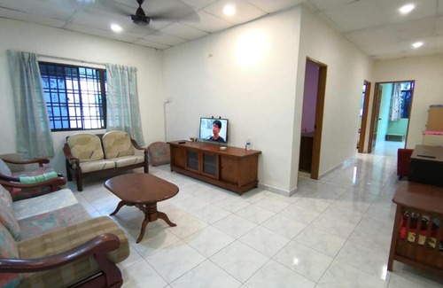 Ulu Tiram House | Cosy Homestay Ulu Tiram - Room only