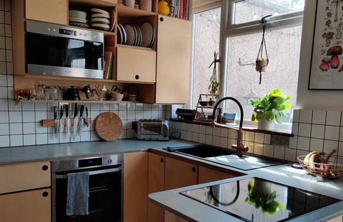 High Street House | Cosy house w/woodburner, 8 minute walk Victoria Line, then 25 mins Central LDN