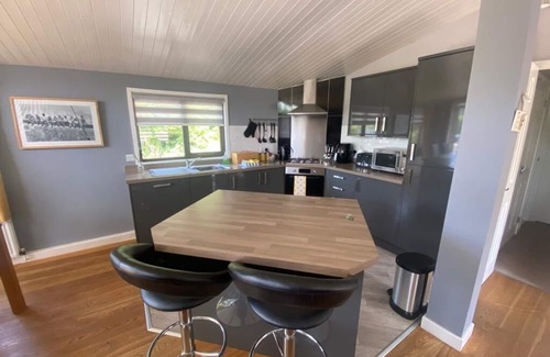 Bassenthwaite Cabin | Cosy Lodge With Lake View - Dog Friendly, at the foot of Skiddaw