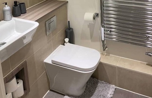 Gravesend Apartment | Cosy, Modern, 2 bed Double En-suite, Ebbsfleet