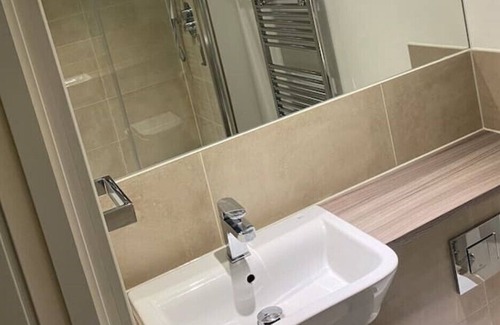 Gravesend Apartment | Cosy, Modern, 2 bed Double En-suite, Ebbsfleet