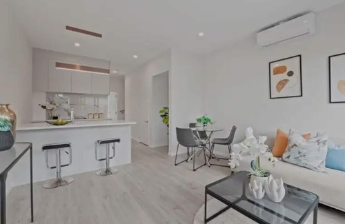Orewa House | Cosy Modern House in Orewa near the beach, cafes and restaurants