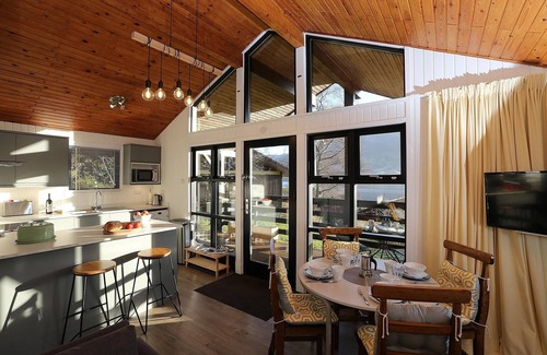 Lochearnhead House | Cosy Modern Nordic Lodge w/Loch View & Log Burner