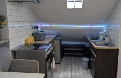 Addison Apartment | Cosy Modern One Bedroom in Hammersmith