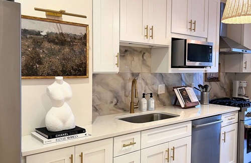 Downtown Baltimore House | Cosy Modern Smart Row Home - Chefs Kitchen