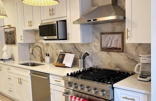 Downtown Baltimore House | Cosy Modern Smart Row Home - Chefs Kitchen