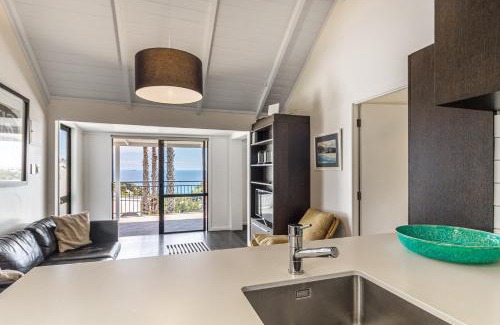 Palm Beach Villa | Cosy Palm Beach Cottage with Spectacular Seaviews