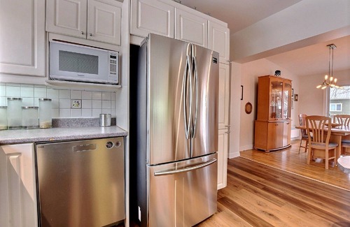 Brossard House | Cosy & Quiet near everything, 4BR + Heated Pool