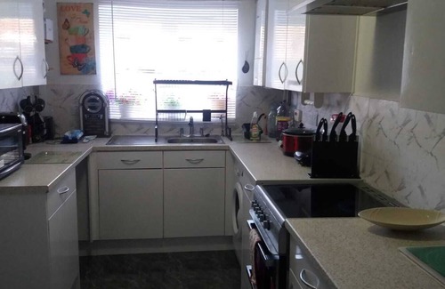 Dover House | Cosy quiet twin sofa bed & air mattress room walking distance to seaside & town