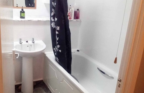 Dover House | Cosy quiet twin sofa bed & air mattress room walking distance to seaside & town