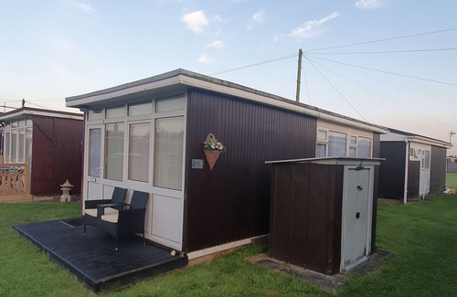 Chapel Saint Leonards Ski Chalet | Cosy Relaxing Chalet very close to beach and tour bus