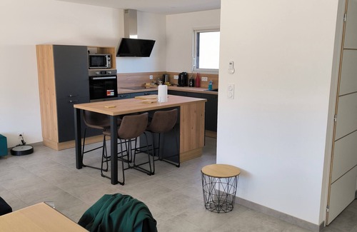 Chemaze House | Cosy room with kitchen - Free parking - Near VNB Festival - Jacuzzi.