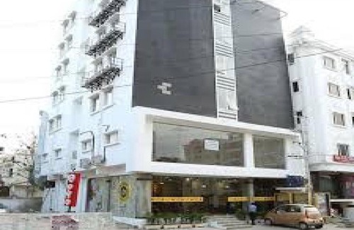 Madhapur House | Cosy Room With Private Bath And Work Desk