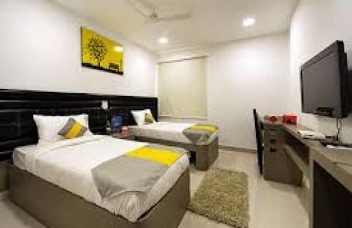 Madhapur House | Cosy Room With Private Bath And Work Desk