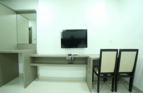 Madhapur House | Cosy Room With Private Bath And Work Desk
