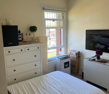 Laak Apartment | Cosy room with private bathroom and 2 bikes