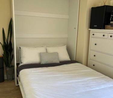 Laak Apartment | Cosy room with private bathroom and 2 bikes